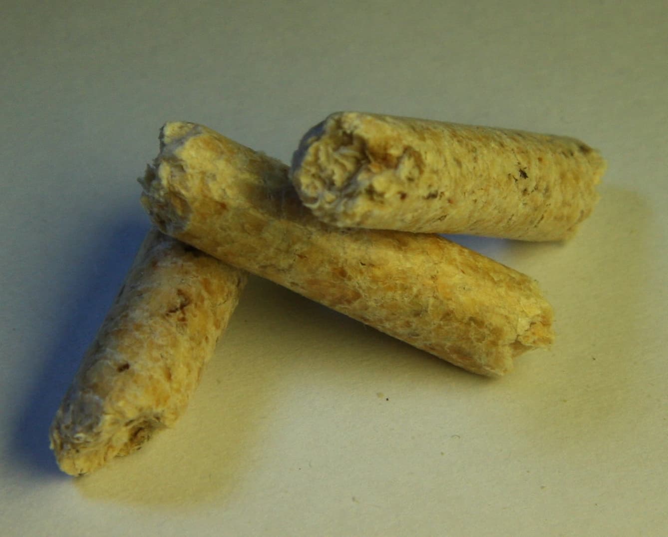 Pelet kayu untuk bahan bakar biomassa